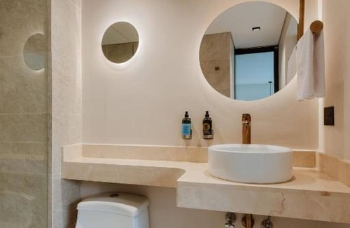 Las Lomas I Apartment | w Loft Twin Low Floor