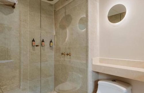 Las Lomas I Apartment | w Loft Twin Low Floor