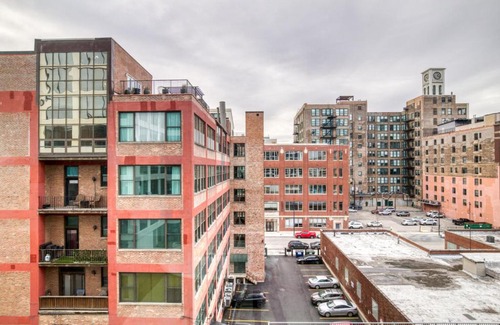 West Loop Apartment | W Loop Studio w Gym Pool in heart of Greektown CHI-532
