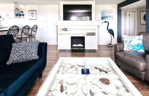 Colwood House | W · W · BEACH FRONT OASIS 15 MINS FROM DOWNTOWN VICTORIA