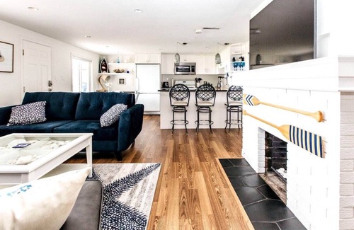 Colwood House | W · W · BEACH FRONT OASIS 15 MINS FROM DOWNTOWN VICTORIA