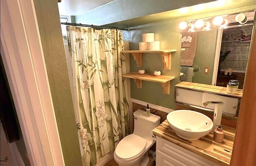 Waikiki Hotel | Waikiki Living, 4 blocks from surf, mountain views, king size bed and office!