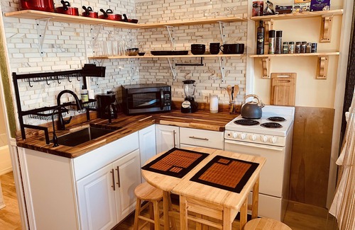 Waikiki Hotel | Waikiki Living, 4 blocks from surf, mountain views, king size bed and office!
