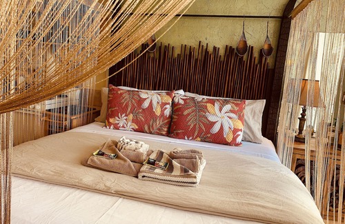 Waikiki Hotel | Waikiki Living, 4 blocks from surf, mountain views, king size bed and office!