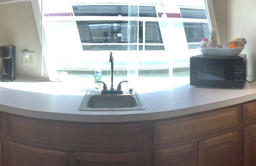 Port Clinton Boat Rental | Wake up ON the lake. Good to Go!