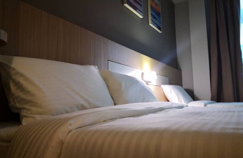 Kampung Air Hotel | Walk In Hotel