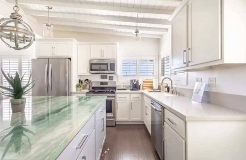El Porto Apartment | Walk to beach from the newly renovated home