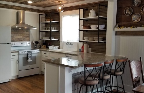Gulfport Cottage | Walk to beach, pier, casino from historic charming cottage and pet friendly!