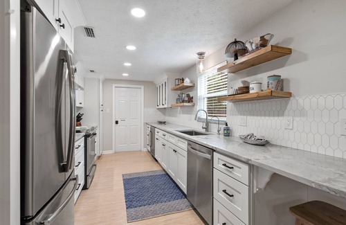 Jacksonville Beach House | Walk To Beach!Near JTB, Mayport, MayoClinic, TPC+Sawgrass! Large fenced yard!