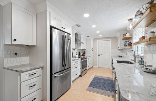 Jacksonville Beach House | Walk To Beach!Near JTB, Mayport, MayoClinic, TPC+Sawgrass! Large fenced yard!
