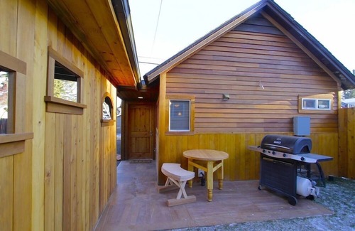 River West Cottage | Walk to downtown and amphitheater