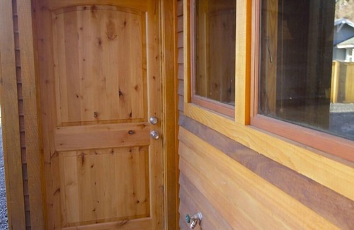 River West Cottage | Walk to downtown and amphitheater