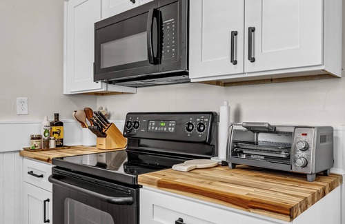 Historic Downtown Savannah House | Walk to Iconic Forsyth PkOff St PkgKingB1Gb WifiFull KitchenSmart TV, Ntflx