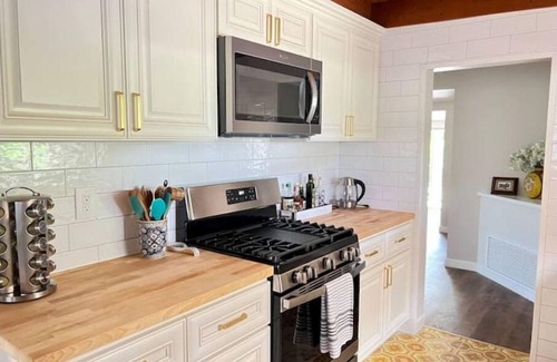 Del Dios House | Walk to Lake - Idyllic Sanctuary by Trails with AC & EV Charging