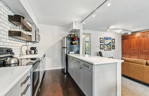 Warrior's Mark Condo | Walk to Main St | Pool & Hot Tub