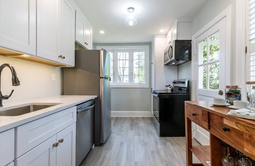 West Annapolis House | Walk to Navy stadium and restaurants from Captain’s Crossing Cape with Private deck and backyard