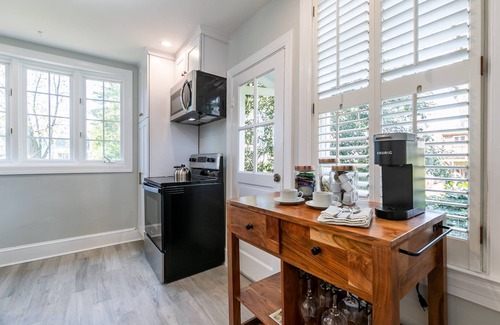 West Annapolis House | Walk to Navy stadium and restaurants from Captain’s Crossing Cape with Private deck and backyard