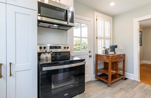 West Annapolis House | Walk to Navy stadium and restaurants from Captain’s Crossing Cape with Private deck and backyard