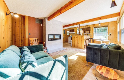 Baring House | Walk to Skykomish River: Wooded Escape w/Fire Pit