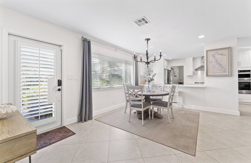 Florida North Atlantic Coast House | WALK TO THE BEACH! Charming 3-bedroom house in North Palm Beach with AC, WiFi