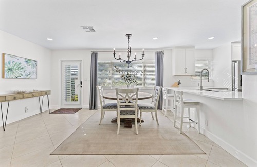 Florida North Atlantic Coast House | WALK TO THE BEACH! Charming 3-bedroom house in North Palm Beach with AC, WiFi