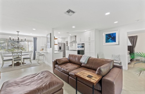 Florida North Atlantic Coast House | WALK TO THE BEACH! Charming 3-bedroom house in North Palm Beach with AC, WiFi