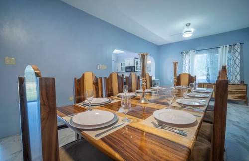 Runaway Bay Apartment | Walk to the Beach! Huge Dining Table - Botanic