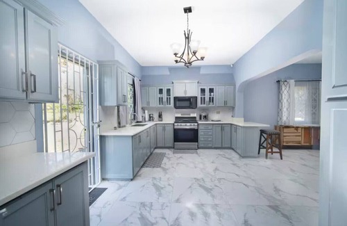 Runaway Bay Apartment | Walk to the Beach! Huge Dining Table - Botanic