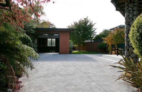 Taupo House | Walk to Town & Lake *No Service Fees*
