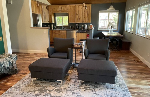 Pioneer Trail Ski Chalet | Walk to Trails,10 min Downtown & Heavenly! Quiet South Lake Tahoe Chalet.