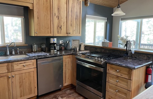Pioneer Trail Ski Chalet | Walk to Trails,10 min Downtown & Heavenly! Quiet South Lake Tahoe Chalet.