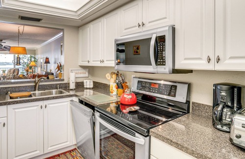 Siesta Key Condo | Walk to Turtle Beach! Bayfront Unit w/Pool & Dock