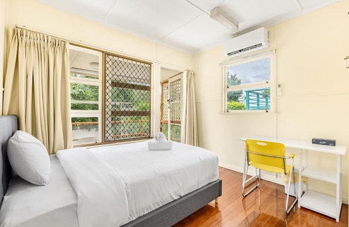 St. Lucia House | Walk to UQ Shops and Transit Great Value Studio