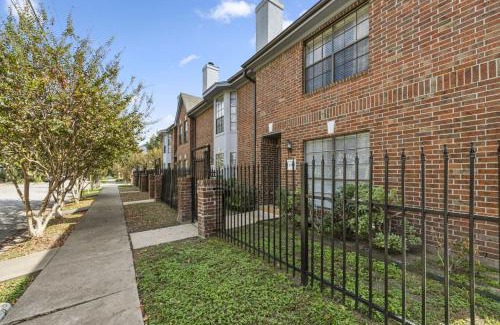 Montrose House | Walkable Montrose 2BR Music Retreat Sleeps 10