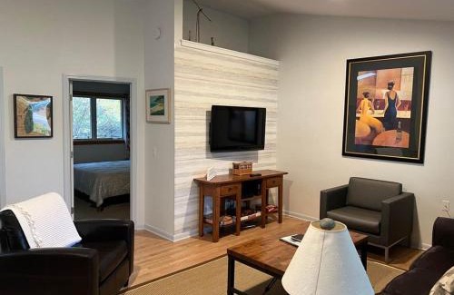 Douglas House | Walking distance to many local attractions - Perfect for a Relaxing Getaway!