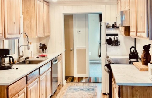 Grand Lake Cottage | Walking distance to Downtown and Grand Lake and Private Courtyard!
