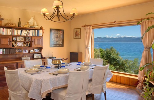 San Carlos de Bariloche House | Warm House on the Edge of Lake H28