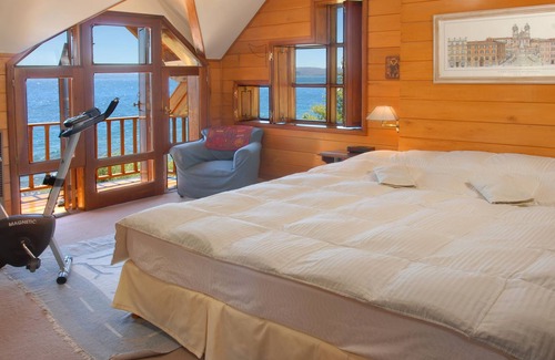 San Carlos de Bariloche House | Warm House on the Edge of Lake H28