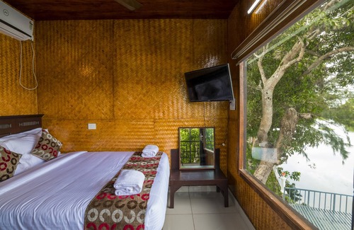 Nedumudy Hotel | Warmth Lake Haven