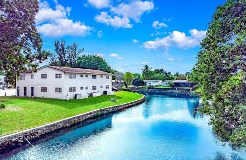 Survey Creek Apartment | Water Front Condo - First Floor - Palm Wave Says