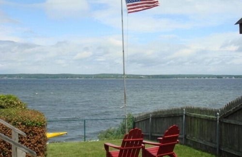 Portsmouth Cottage | Waterfront Beach House