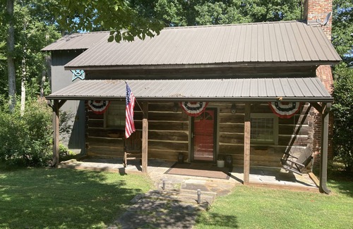 Gumlog Cabin | Waterfront Charmer: Historic log cabin on quiet cove