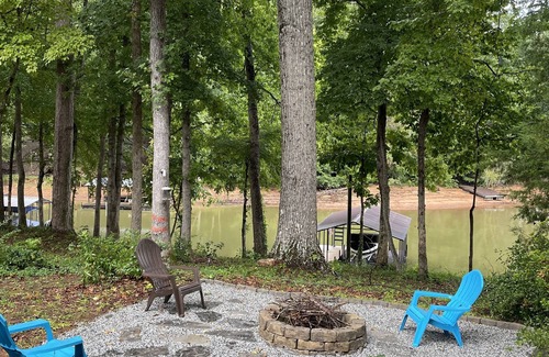 Gumlog Cabin | Waterfront Charmer: Historic log cabin on quiet cove