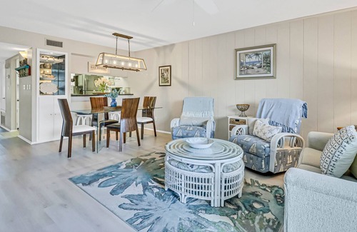 Harbor Oaks House | Waterfront condo in Bay House community with pools and dock