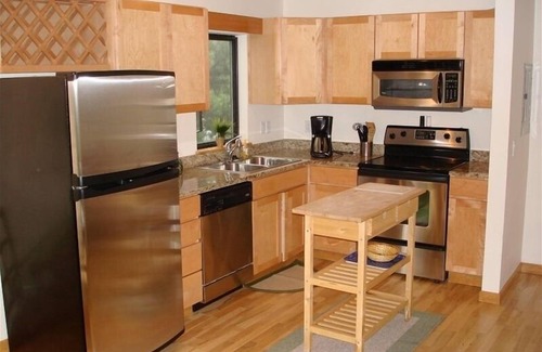 Old Town Chinatown Condo | Waterfront Panoramic Views Downtown PDX 2bd 2BA