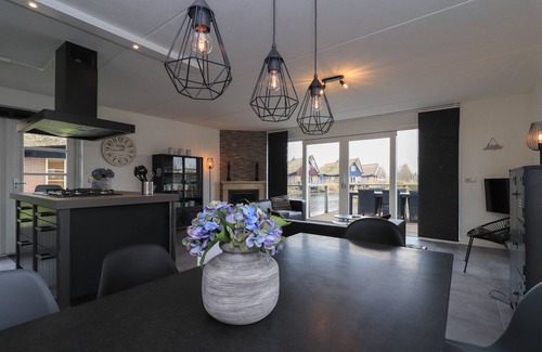 Makkum Villa | Waterfront Villa with Sauna