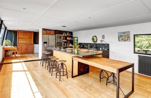 Boulogne-Billancourt Boat Rental | Waterside Retreat – Calm & Elegance in Saint-Cloud