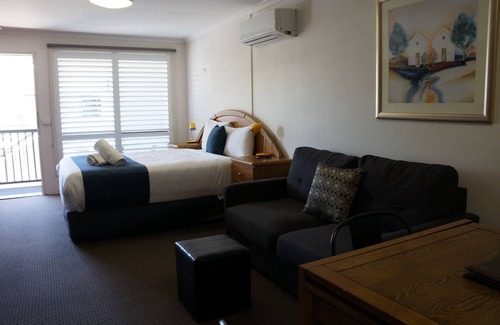 Warrnambool Hotel | Waves Motel and Apartments