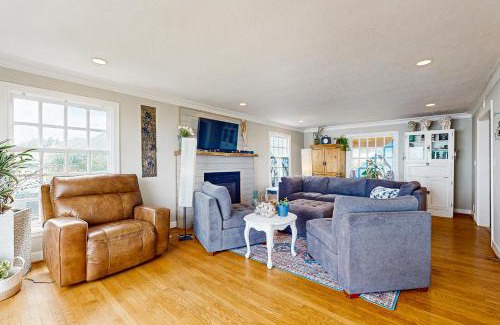 Seaside House | Waves On The Rocks