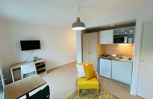 Barbatre Apartment | We Live In R - Suite 101